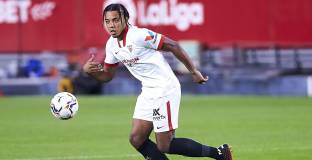 Челси се интересува от Де Лигт, Упамекано и Кунде